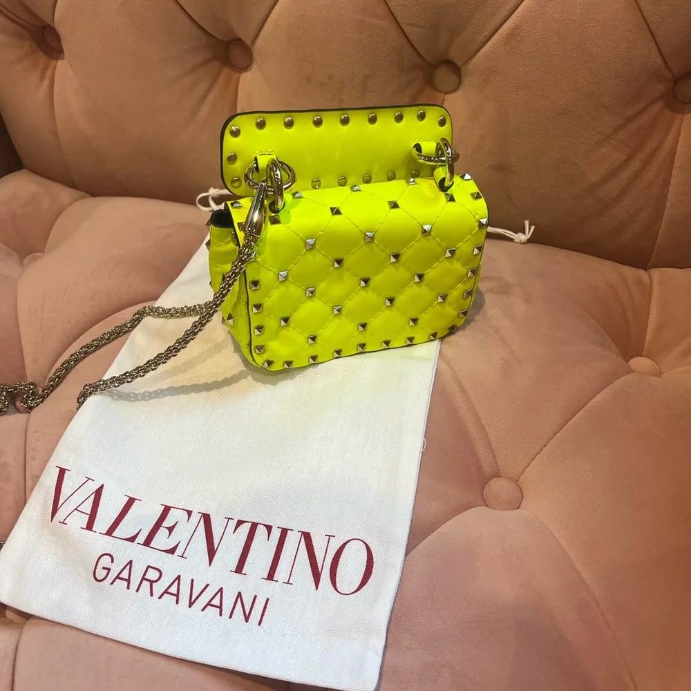 ⭐️Valentino Garavani 2020 Mini Spike It Rockstud Neon Leather Shoulder Bag - Picture 4 of 10